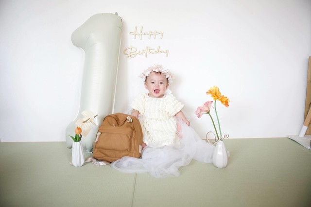 1歳の誕生日を迎えた次女。大きな「1」の風船と笑顔が眩しい／sayakaさん（@syk.71）提供