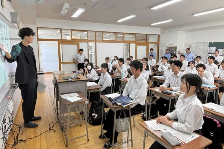 授業を受ける岐阜高校の生徒たち