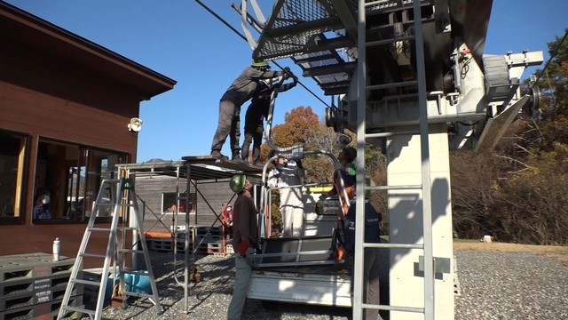 オープンは約1カ月後　スキー場でリフト座席取り付けなど準備が進む　岡山・真庭市
