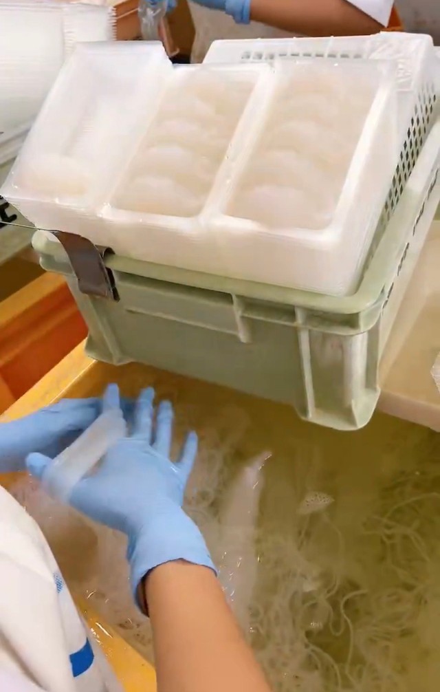 一瞬で手に巻きつけて結びあげる職人技／佐藤商店（@Satoshoten_Yufu）提供