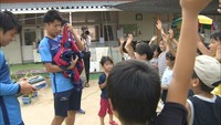 ファジアーノ岡山の選手らが避難所に　サッカーで子どもたちを激励