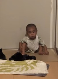 ドアの前で座りこむあおちる君（提供：＠aoch11lさん）
