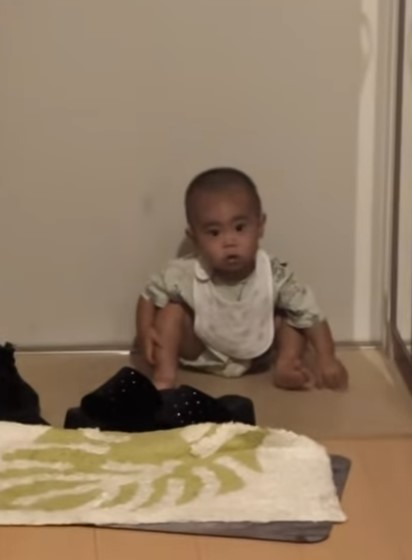 ドアの前で座りこむあおちる君（提供：＠aoch11lさん）
