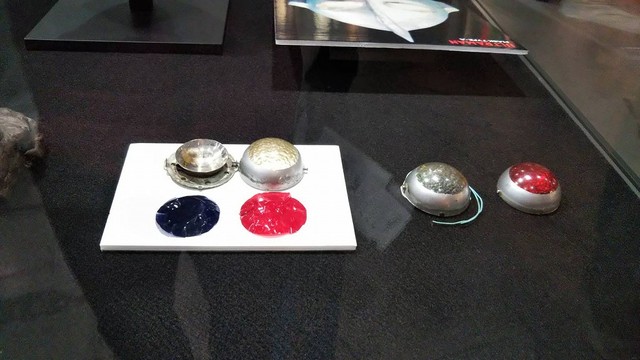 こちらがカラータイマー。初期の物（左）は中に青色や赤色のセロハンを入れていたという