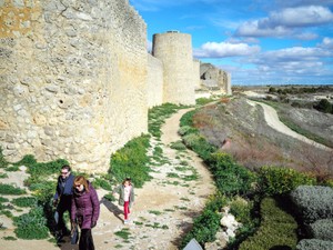 マドリードから車で2時間、子どもの数より本屋が多い「本の村」をたずねて