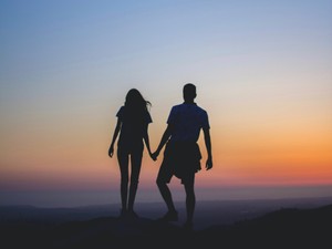 私たちが選ぶ未来に子どもはいないけど。彼とふたりでのんびり歩く