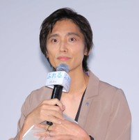 映画の完成披露試写会で司会を務める吉田尚記アナウンサー＝2024年