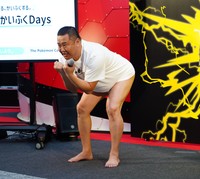 ストレッチをするとにかく明るい安村＝KITTE丸の内（撮影・高石航平）