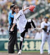 甲子園で始球式をする佐藤佳奈アナ＝2025年