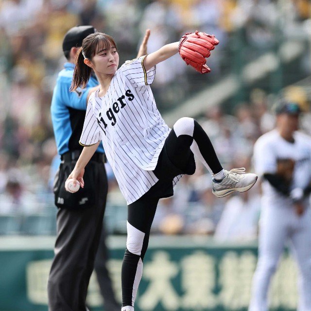 甲子園で始球式をする佐藤佳奈アナ＝2025年