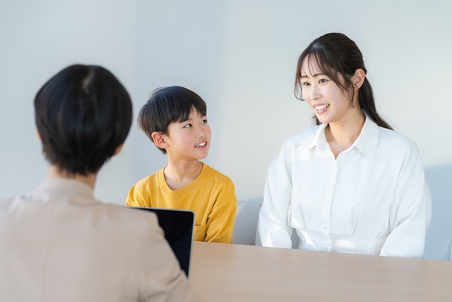 子どもと一緒に教育費について相談する母親※画像はイメージです（wheeljack/stock.adobe.com）
