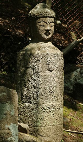 洞の仏頭石（奈良市高畑町洞）［撮影: 斎木　勝］