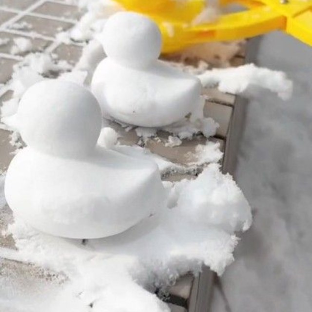 湯川寺の副住職・筒井さんが、雪の中でリズミカルに“雪ひよこ”を量産！（筒井さん提供、Xよりキャプチャ撮影）