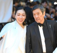 東京国際映画祭のレッドカーペットを歩く奥田瑛二・安藤桃子監督=2023年