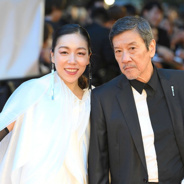 東京国際映画祭のレッドカーペットを歩く奥田瑛二・安藤桃子監督=2023年