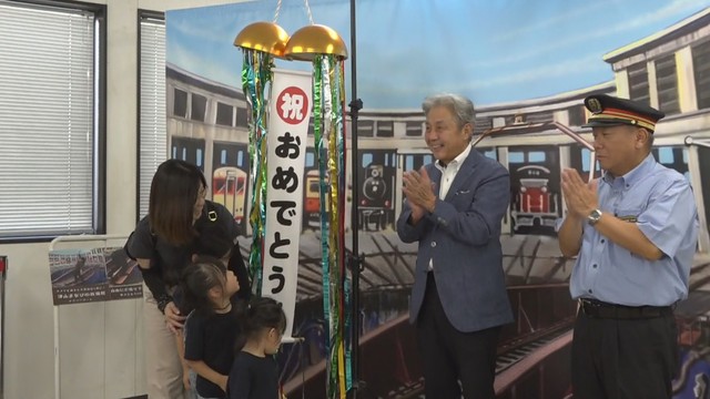 津山まなびの鉄道館　60万人目の来館者