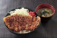 大人様ランチの原型の一つ、デカソースカツ丼もなかなかのボリュームだ（提供写真）