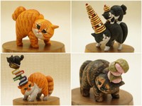 「やんのかステップ木彫り猫」には４つのタイプがある。「ノーマルやんのか」（左上）、「超乗せやんのか親子」（右上）、「超乗せやんのか」（左下）、「ちょい乗せやんのか」（右下）。（HITOMIKOさん提供）