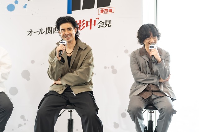 会見で楽しそうに話す伊藤英明さんと染谷将太さん＝大阪市内