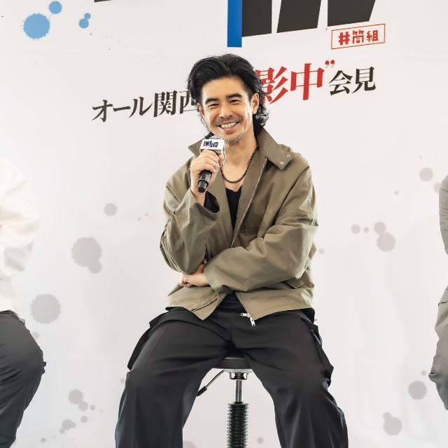 会見で楽しそうに話す伊藤英明さんと染谷将太さん＝大阪市内