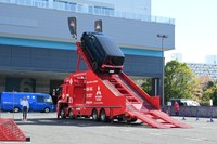 屋外展示はお馴染み、三菱の登坂体験。いつ見てもすごい角度です