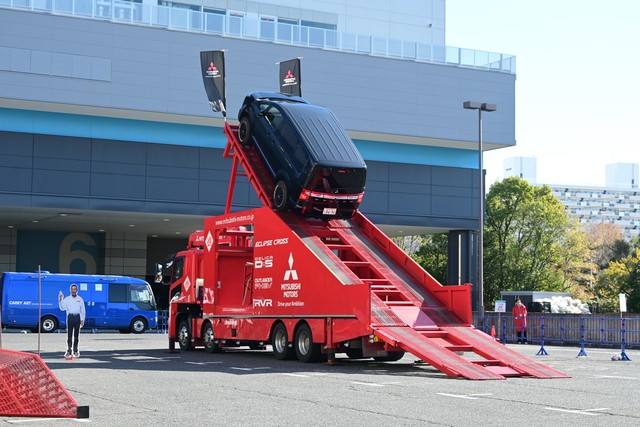 屋外展示はお馴染み、三菱の登坂体験。いつ見てもすごい角度です