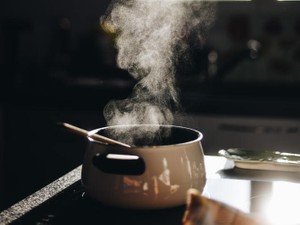 茹でただけの袋麺。落ちる涙と湯気の奥に見えた、母のやさしい笑顔