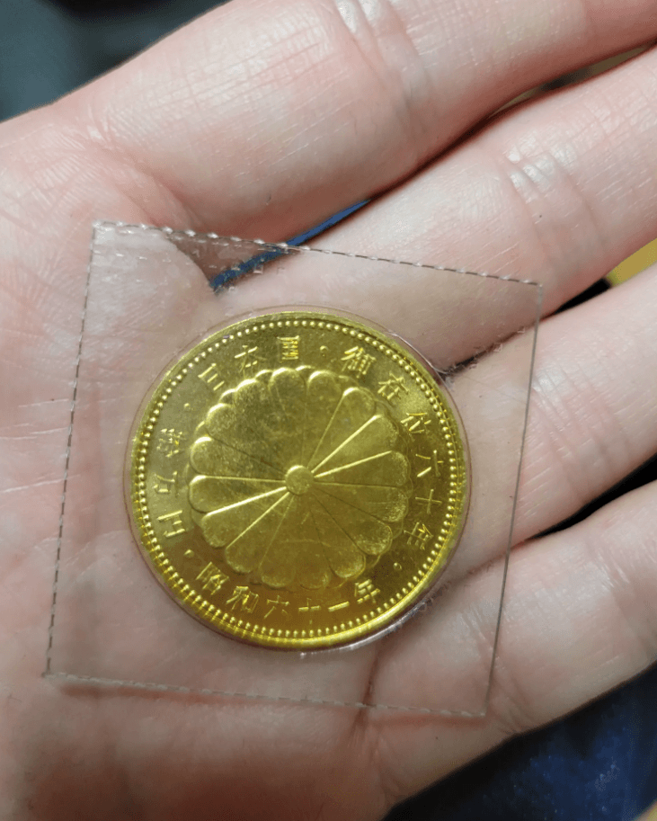 10万円！昭和天皇即位60周年記念金貨　画像提供：砂城さん