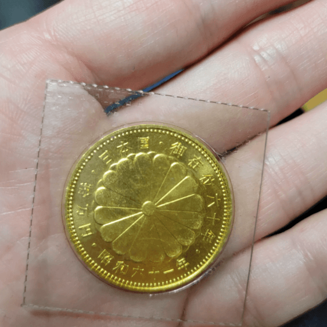 10万円！昭和天皇即位60周年記念金貨　画像提供：砂城さん
