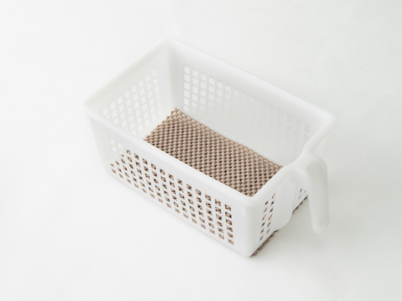 底面と内側にシートを貼れば、飛び出さない食器収納ケースの完成（扶桑社提供）