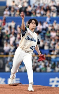 スラリとしたフォームで投球