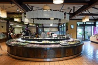 土井志ば漬本舗・本店には、「志ば漬」だけでなく、たくさんのお漬物が並んでいます。「赤紫蘇ドリンク」も人気です