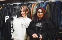 よく「セカンドストリート」に通っているというニューヨーク在住の2人組。「ほとんど品の状態がとても良い」と絶賛