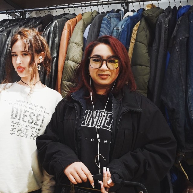 よく「セカンドストリート」に通っているというニューヨーク在住の2人組。「ほとんど品の状態がとても良い」と絶賛