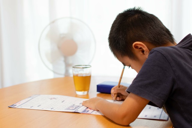 夏休みの宿題、コツコツと勉強するのがもちろん理想かもしれませんが…子どもの自発な行動に任せるのも大事。写真はイメージです（Photographer YOSHI/stock.adobe.com）