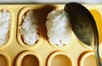 酢飯を詰めるのにはスプーンが便利