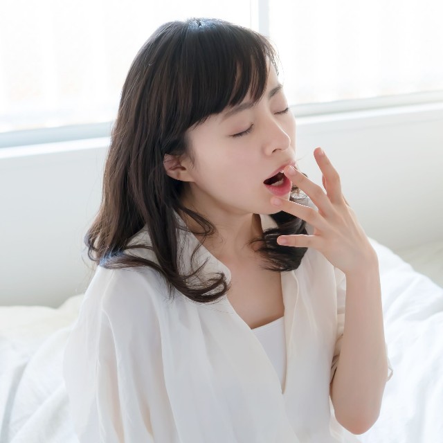 あくびをする女性　※画像はイメージです（naka/stock.adobe.com）