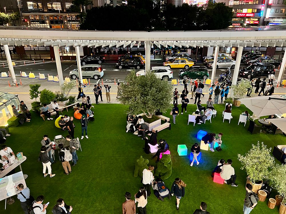 2025年、横浜駅西口の駅前広場に人工芝を敷いて、居心地のいい滞留空間をつくる社会実験が行われた（一般社団法人 横浜西口エリアマネジメント提供）