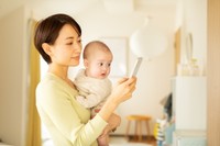 恋愛が孤独の解消と子育ての活力につながる　※画像はイメージです（mirahands/stock.adobe.com）