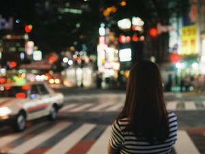金曜夜、自分のためだけに巻かれた髪。呼吸をする頭皮に意識を向けた