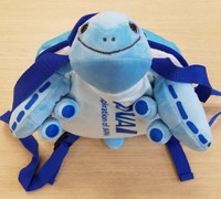 「FLYNG HONU」を模したかわいいオリジナルグッズの記念品も。