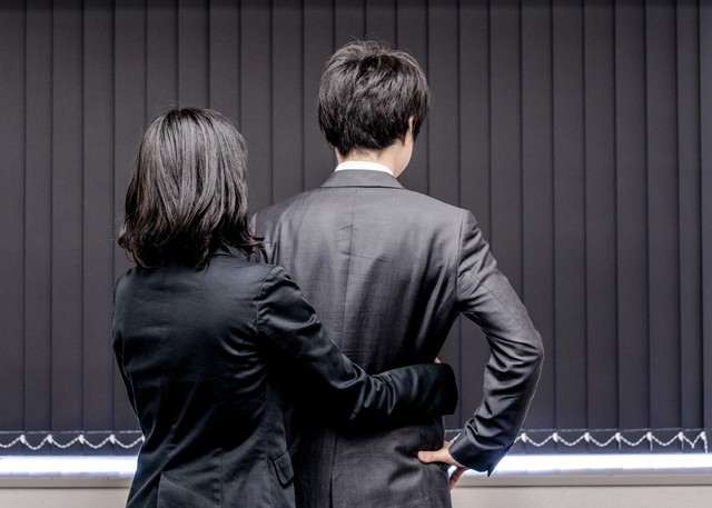 男性の約4割、女性の2割弱が「婚外恋愛をしたいと思う」と回答　※画像はイメージです（BSD/stock.adobe.com）