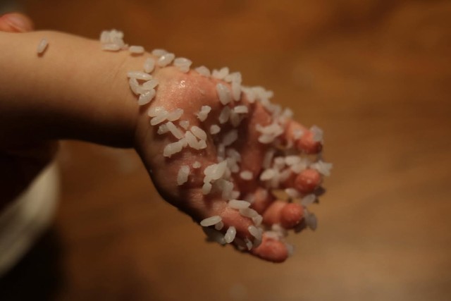 手のひらびっしりにごはん粒が／かなみさん（@kanami_nakahara）提供