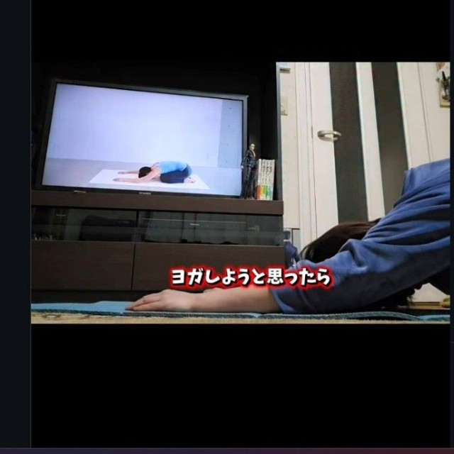ヨガをしようと思ったら…（「ちゃちゃママ／4匹猫ファミリー」さん提供、Instagramよりキャプチャ撮影）