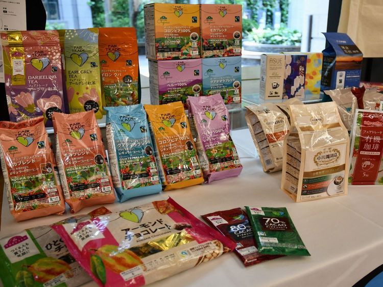 キックオフイベントの会場で紹介されたコーヒーやチョコレート、ワインなどのフェアトレード商品