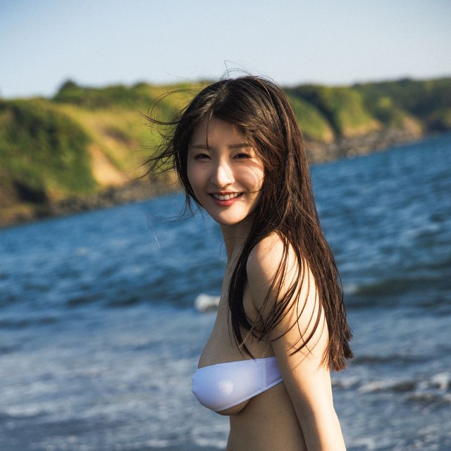 原つむぎ写真集『Bloom』（撮影：TOYO　©ワニブックス）