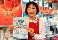 ゆりや化粧品の2代目店主で、北助松商店街振興組合の理事長を務める松尾美砂子さん。「まいど子でもカード、利用してくださいね」と呼び掛けます。