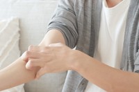 アトピー性皮膚炎患者の8割以上「仕事のストレスによる症状が悪化した」　※画像はイメージです（polkadot/stock.adobe.com）