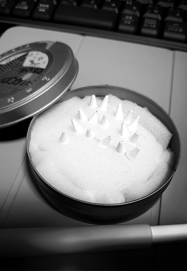 摩耗したペン先たち…まだ9カ月しか使ってないのに…（宮土成（miyagi）さん提供）