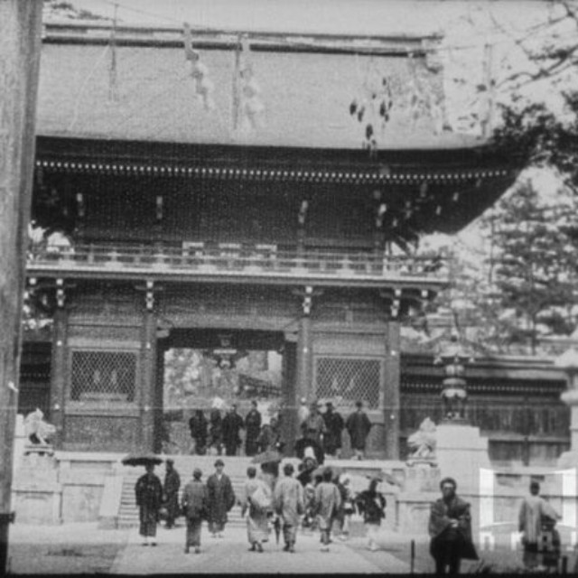 作品「神社の出口」。八坂神社という説があるが、北野天満宮楼門前の光景とみられる（国立映画アーカイブ提供）